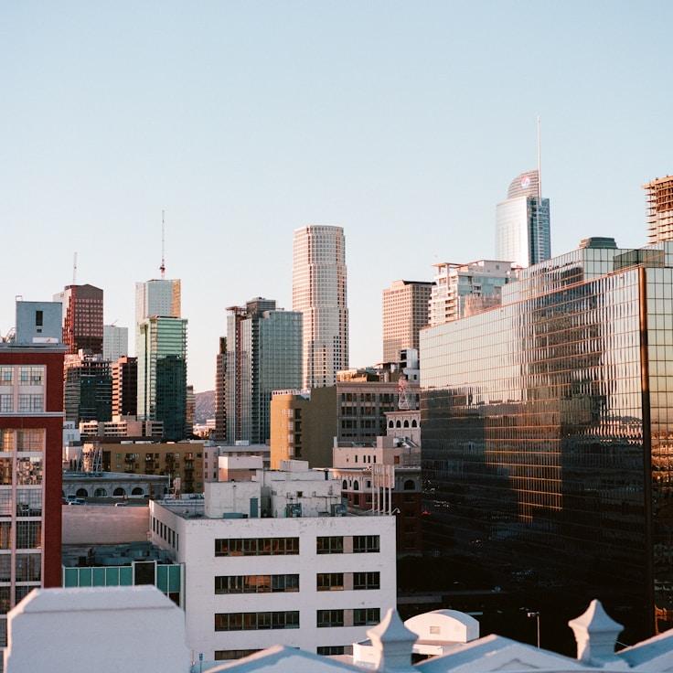 Parents evaluating schools in France
